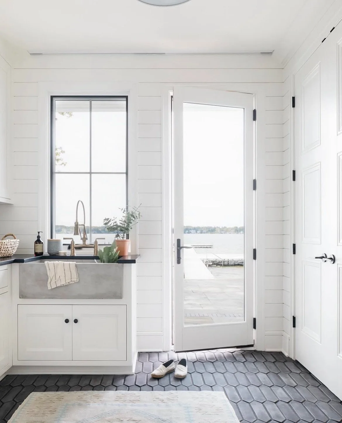 Let there be M U D 🐶 🌧️ 🌂
Hats (and boots) off to these hard working rooms, rain or shine.

1. @katemarkerinteriors, @margaretrajic 
2. @briahammelinteriors, @spacecrafting_photography 
3. @jenmarie_interiors, @lfshowhouse, @rymcdon 
4. @tomstring