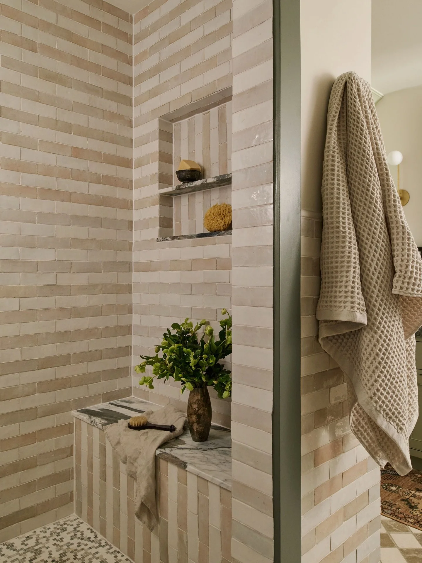 My, oh my&hellip; 🛁 ✨
Take a moment to fall for this beauty from @joannabauminteriors. We&rsquo;ll wait.

Photography: @jeffreyjohnsonpictures 
Tile: @thefinelinechi
Styling: @stylewithbrit
#tiles #bathroom #design #stripes #interiordecor