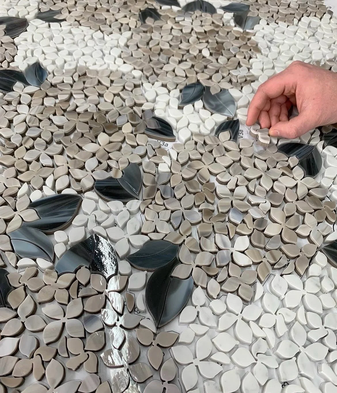 Mosaics in B L O O M 🌸🪻🍃
True love - built with pattern, color, scale and depth&hellip;
be still our hearts.

#mosaic #tile #tiledesign #interiordesign #floral