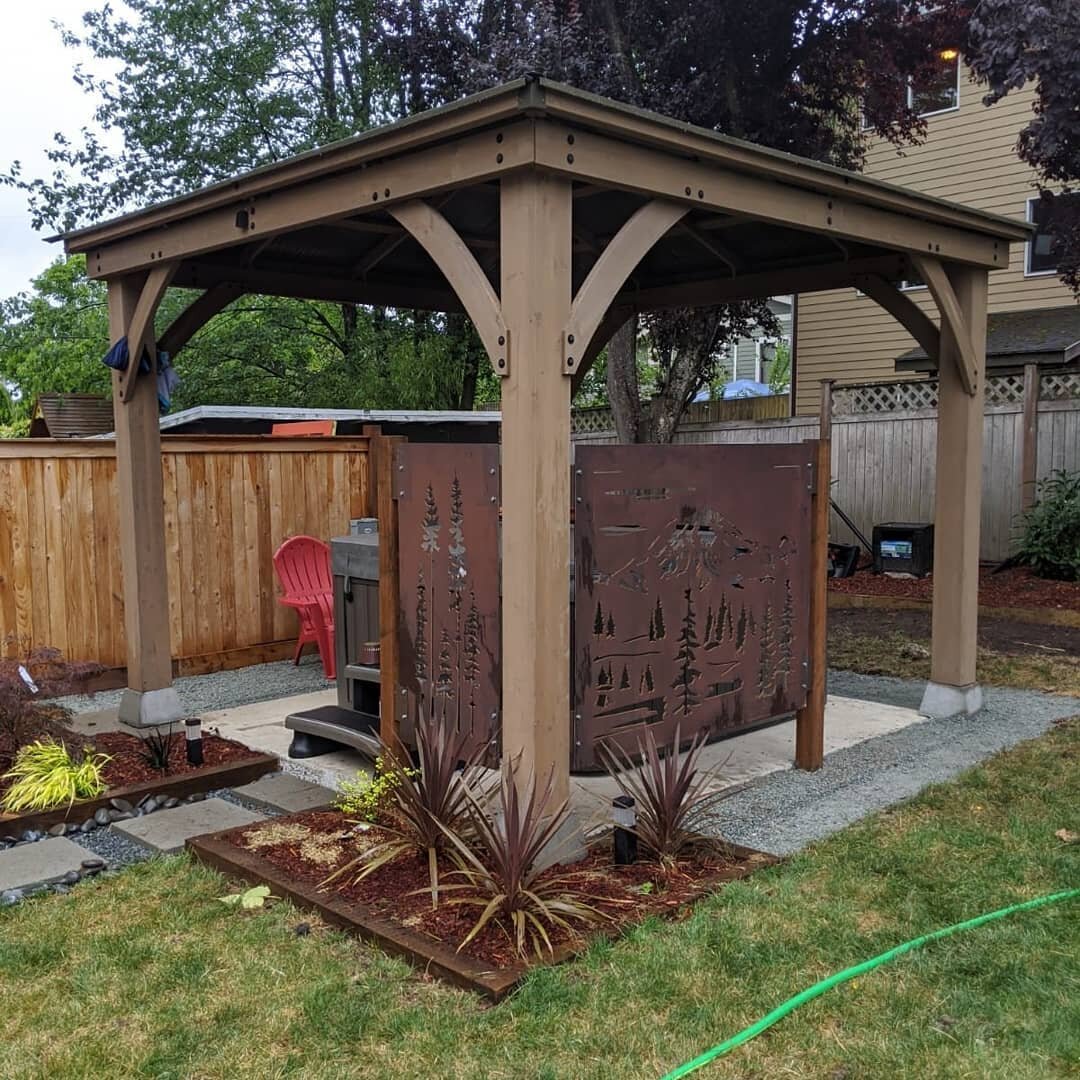 WHEN CREATIVITY MIXES WITH FUNCTIONALITY!
From the design to the installation, this was a fun project! 😀👌

#privacyscreen #customfabrication #seattlebiz