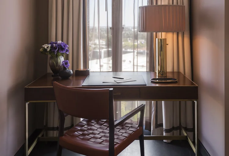 deluxe king suite desk