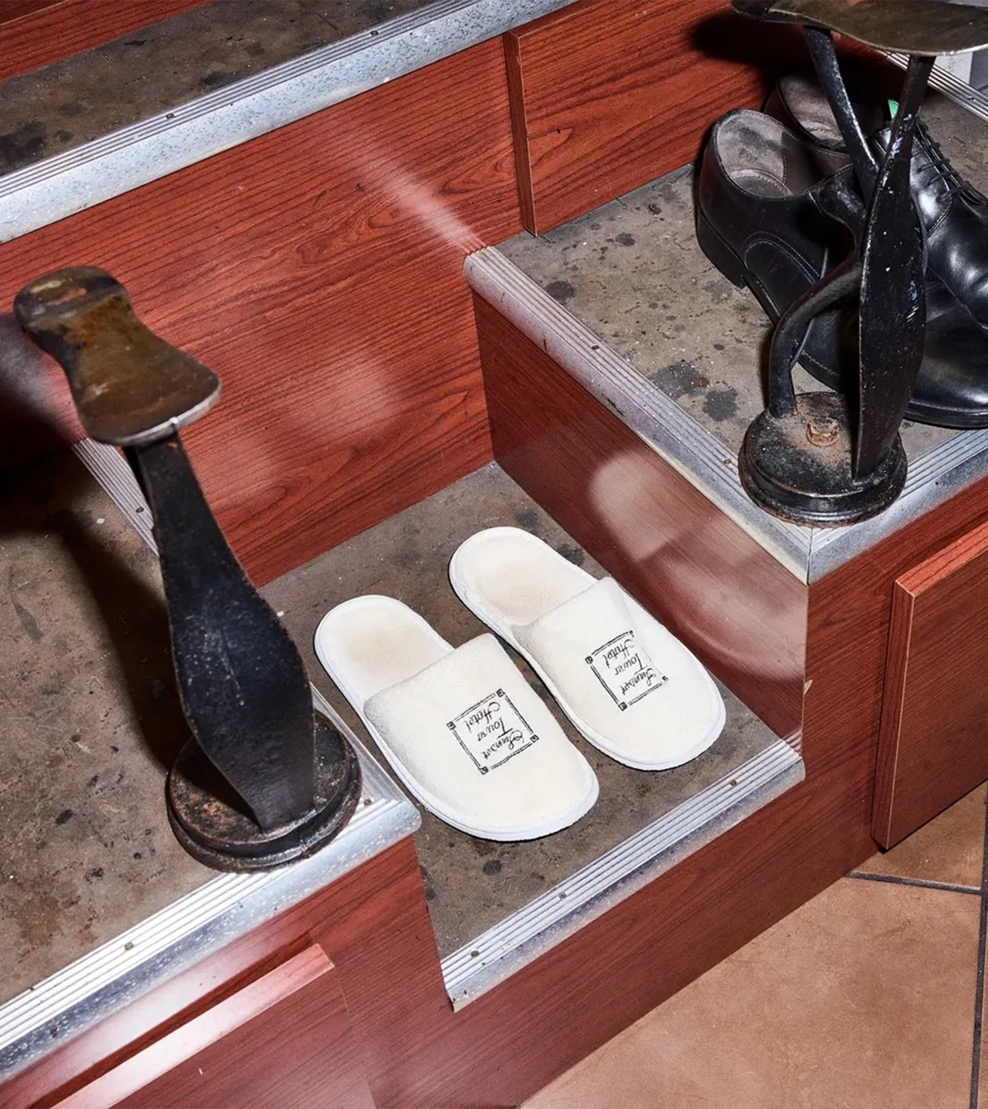 anybody else wear their slippers out and about? 👀

@vanityfair @juliweiner @jeremy_liebman