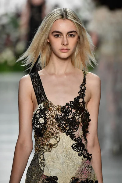 Mimi+Prober+Runway+September+2017+New+York+PH0vDay7hdMl.jpg