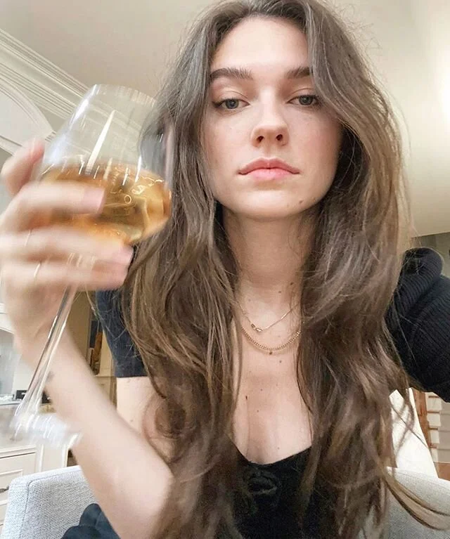 Quarantined but still lookin damn fine. 😍 @paigeehlers was supposed to get a haircut this week but instead I just stole her selfie bc her cut is still holdin up aiight from the look it. 🤳 ❤️
.
.
.
.
#modernshag #longhairshag #texturedhair #facefram