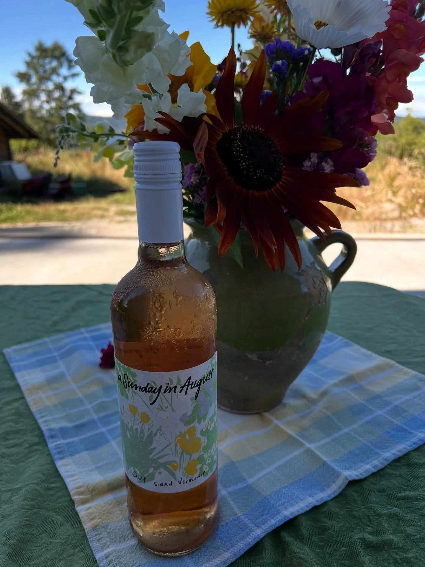 This year&rsquo;s holiday wine menu from yours truly:

🍸🍊🍋Gulf Island Vermouth over ice with a lemon or orange twist for a welcome aperitivo 

🍾🥂🧀 Sparkling Chardonnay to toast your loved ones and friends while enjoying charcuterie, cheese and 