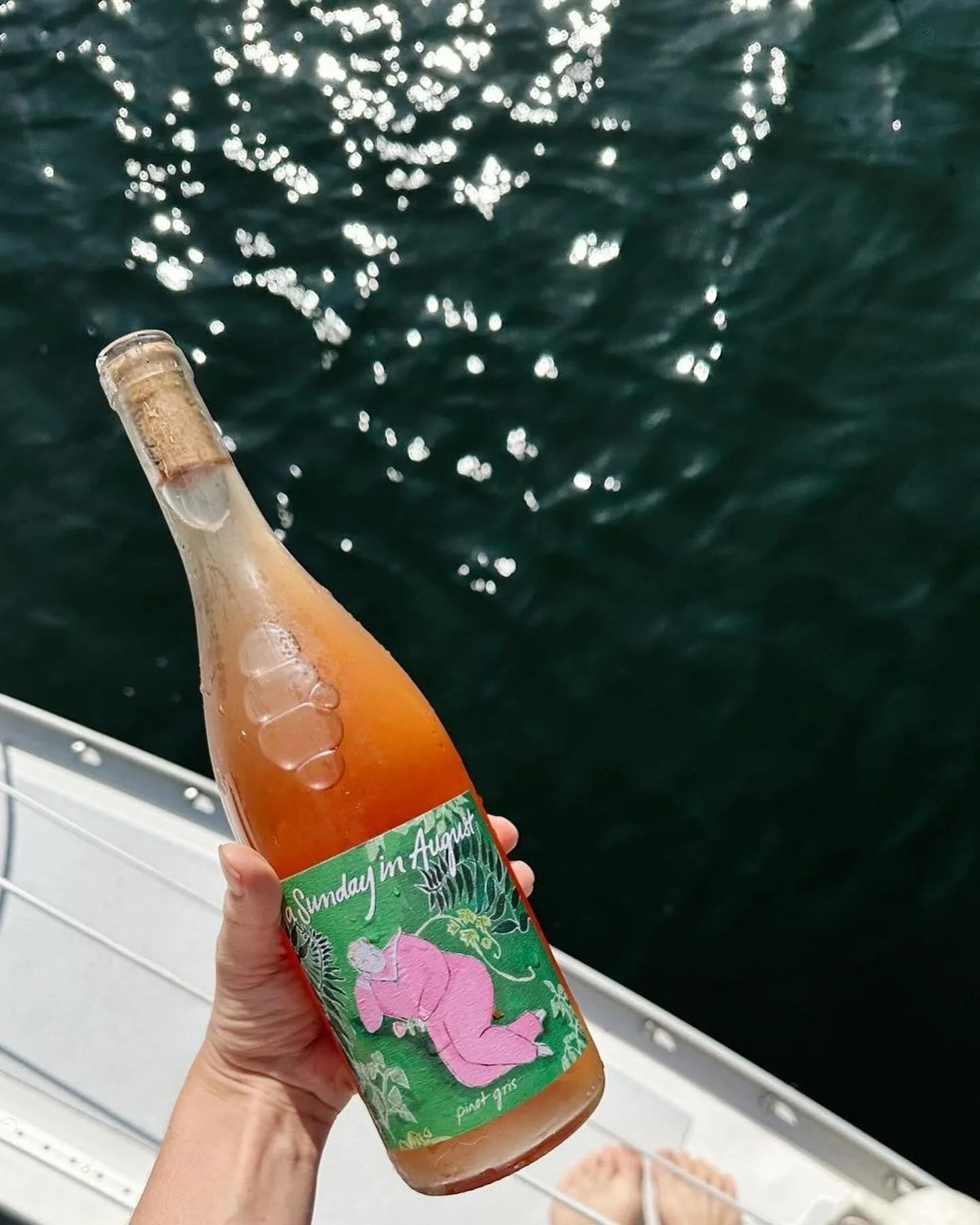 Orange wine, open water, and summer on repeat. 🍊⛵️Our classic pinky-orange Pinot Gris is paradise in a glass. Sold out, but living in our daydreams. Until next summer 🫶🧡🍷🌞💋

#naturalwine #summerwine #bcwine #organicwine #orangewine #veganwine #
