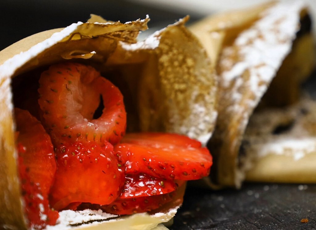 You don&rsquo;t have to start your week with fresh strawberries surrounded by our crispy-soft, buttery sweet cr&ecirc;pe, but we highly recommend it💛💛💛
#crepespaulette
#bentonville