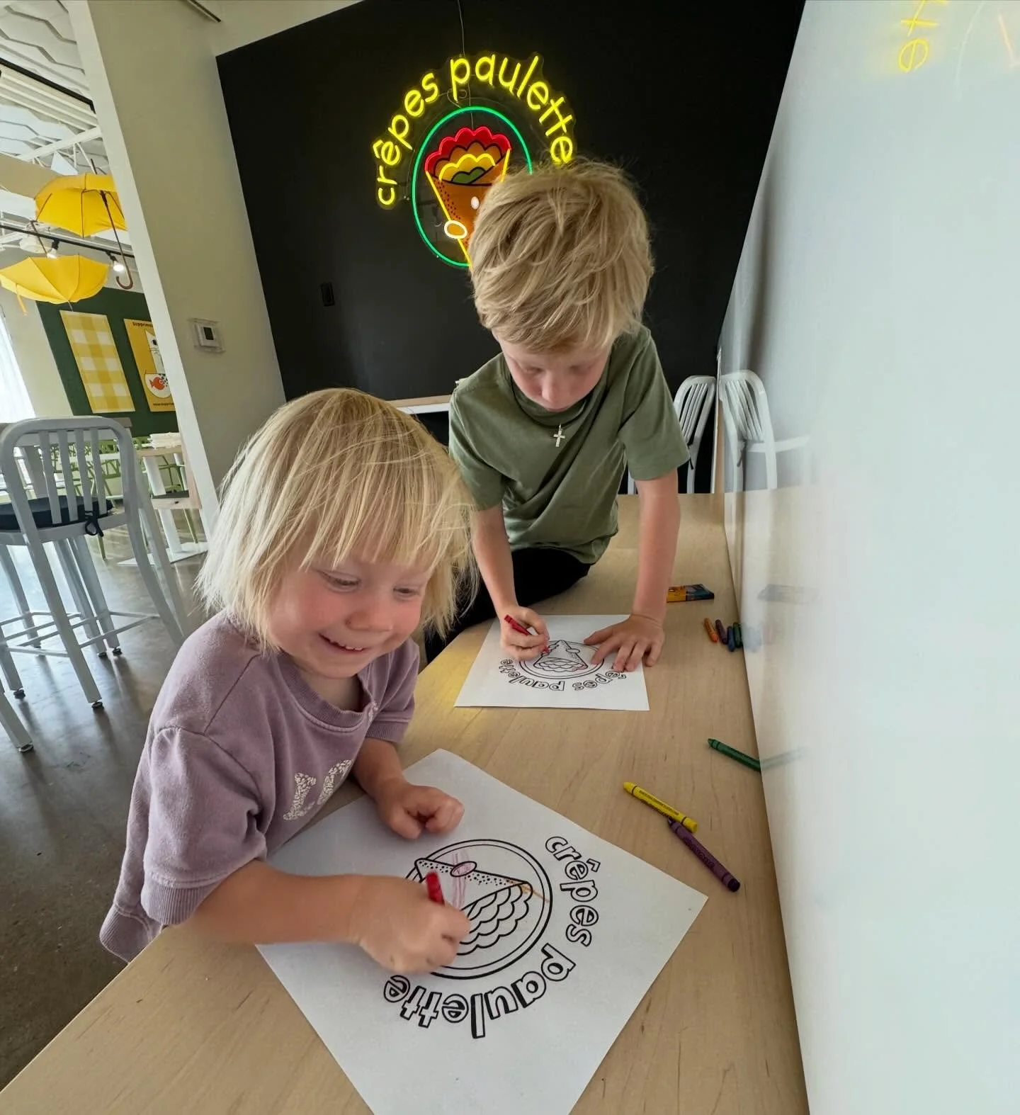 Cr&ecirc;pes and coloring!💛
#crepespaulettefayetteville #crepespaulette #kids #fun #snowday