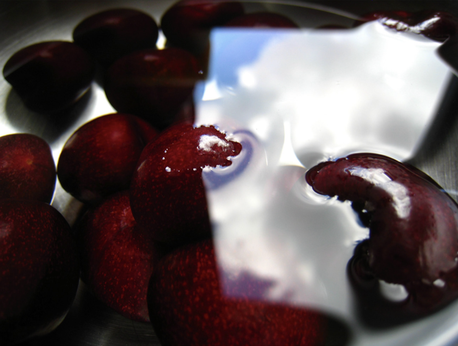 Xinyue, To hold, reflect, superimpose, and distort