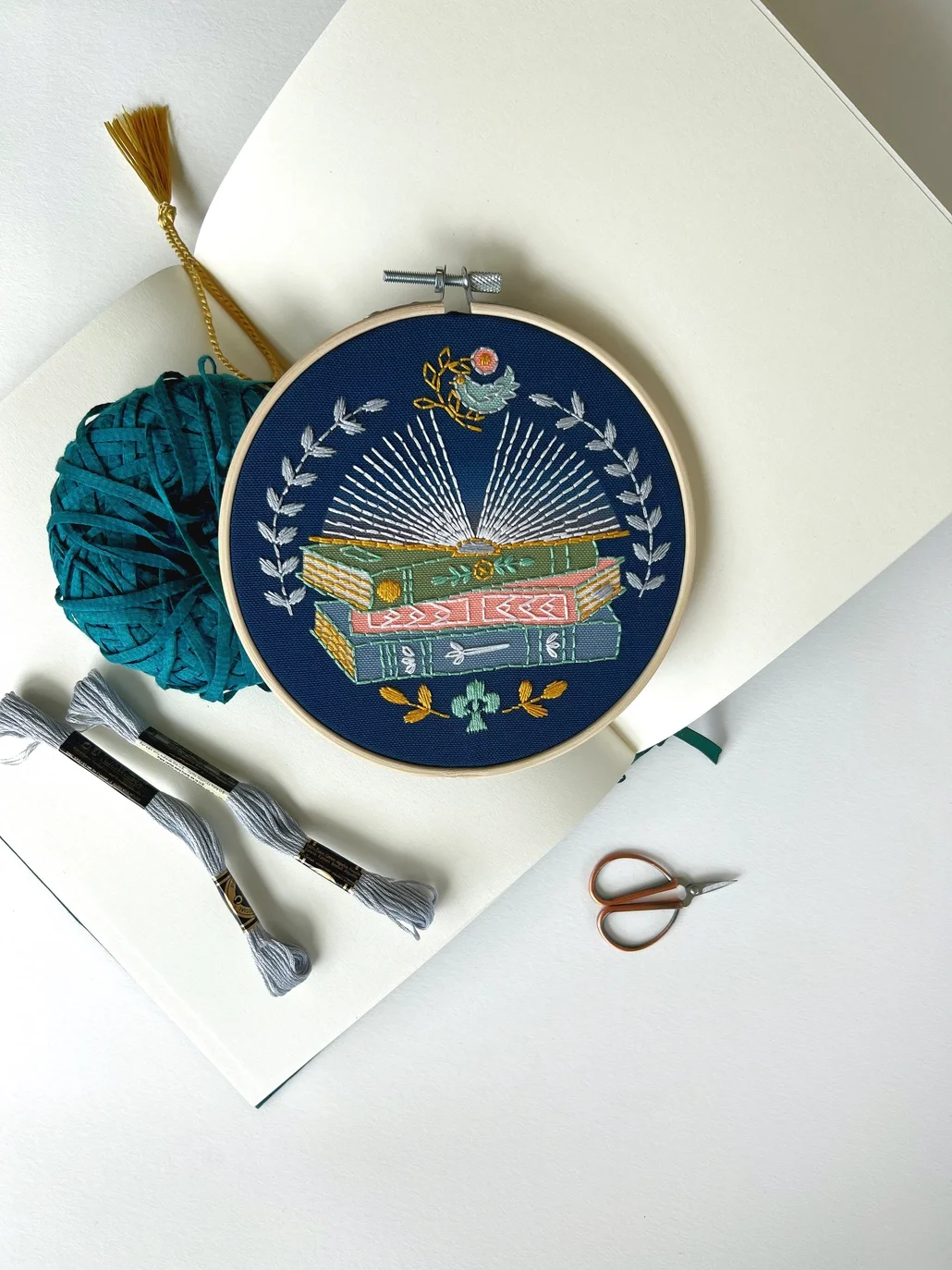 reader-embroidery-kit2.webp