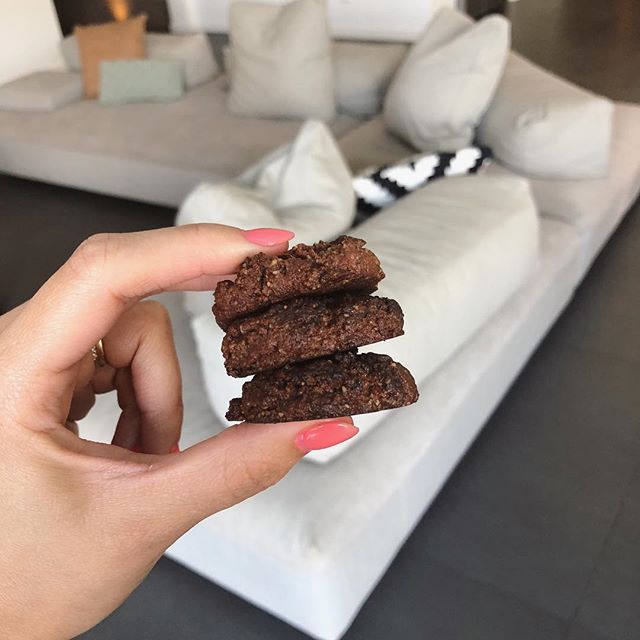 Chewy Choc Cookies
(GF + DF) only 3 ingredients!
.
These got eaten before they made their way into the freezer 😭 I even did a mammoth bulk cook up but they just taste so good you can&rsquo;t stop at one 🤷🏽&zwj;♀️🤦🏽&zwj;♀️
.
Simple and tasty! Kid
