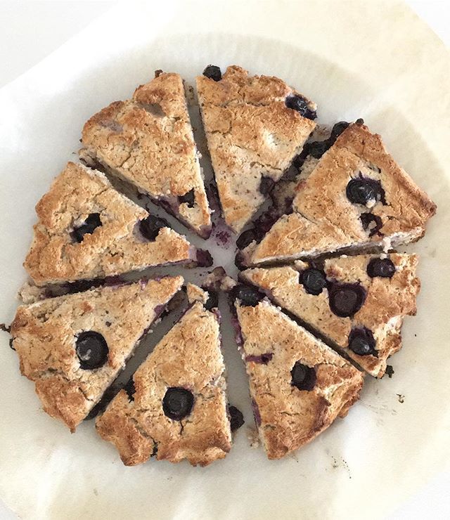 Sunday mornings call for homemade blueberry scones with almond &amp; coconut flour, Greek yogurt and blueberries...
.
.
.
.
.
#sgfood #sgbloggers #blueberryscones #lifeinsingapore #buzzfeast #scones #imadethis #realfood #healthysnacks #gloobyfood #he