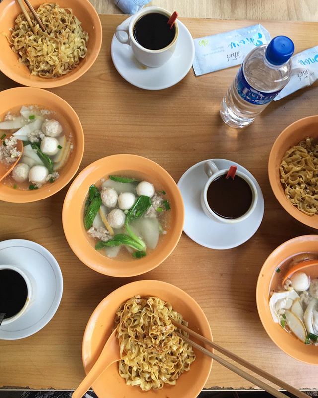 Breakfast done right...steaming bowls of fish ball soup, spicy mee pok noodles and plenty of kopi to kick-start this beautiful Friday morning. Yum, just yum...
.
.
.
.
#sgfoodblogger #meepok #kopi #morningslikethese #tiongbahru #butfirstcoffee #visit