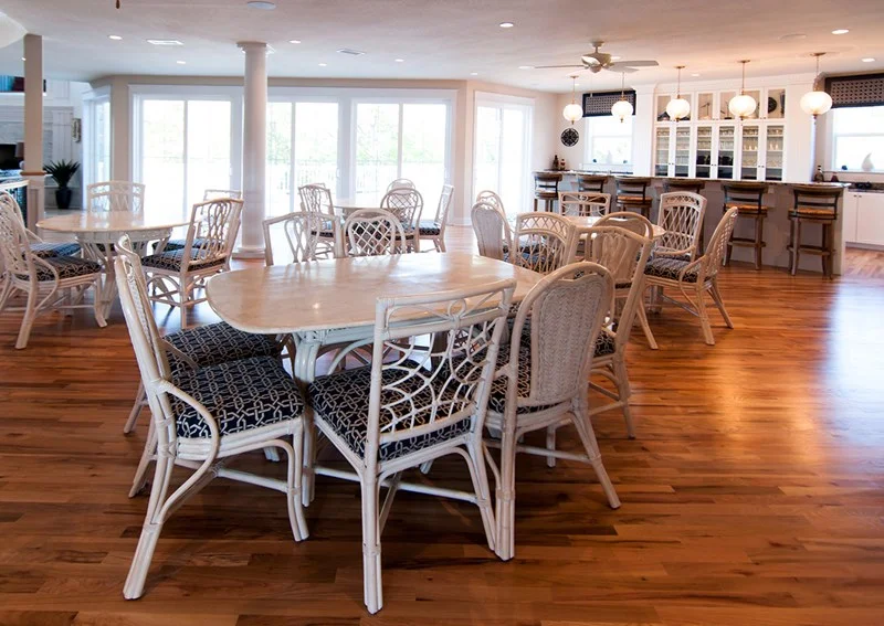 Casual dining area on level 2