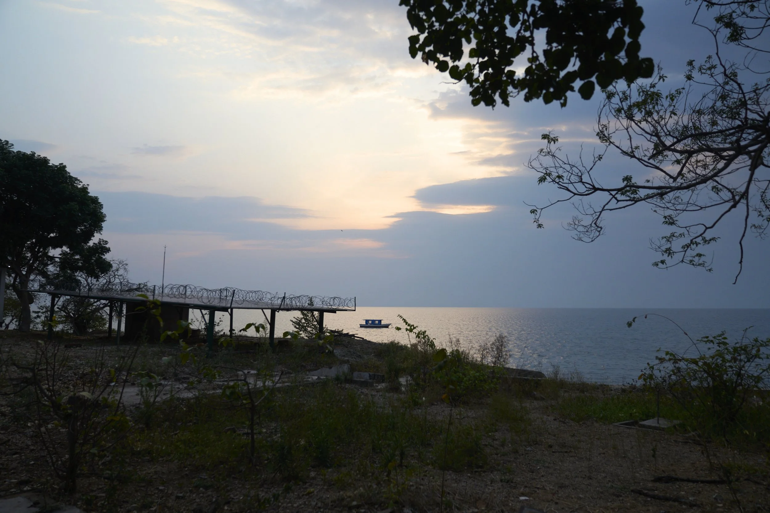  Le centre s'endort vue sur le lac Tanganyika les pêcheurs s'en vont pêcher la nuit