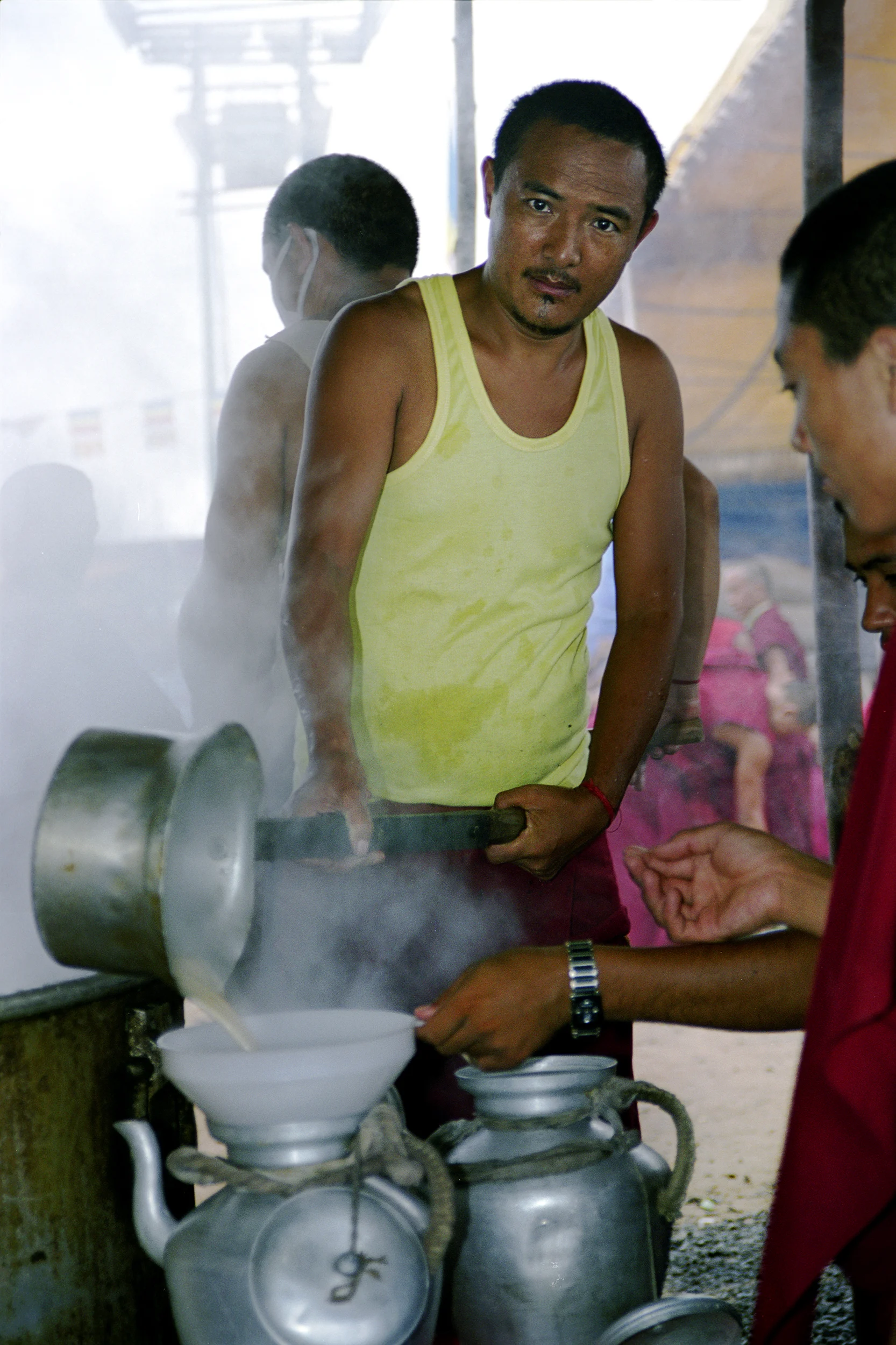 Web_amar_Pooring tea into pot.jpg