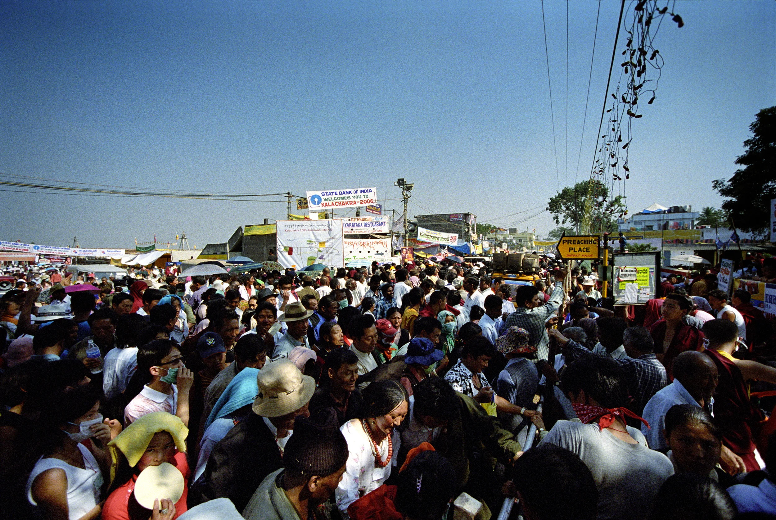 Web_amar_crowd at noon2.jpg