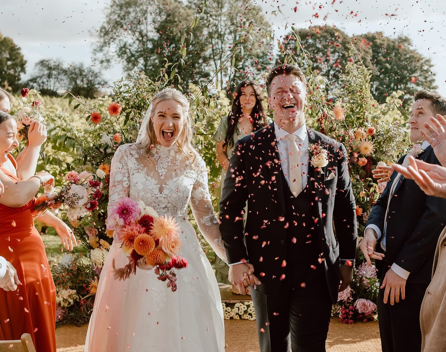 💛It was such a pleasure to be part of Martina and Dan&rsquo;s autumn wedding at Dan&rsquo;s family vineyard. &hearts;️Martina and I go way back, so being chosen as their florist was extra special! With only two months to plan, it was a whirlwind, bu