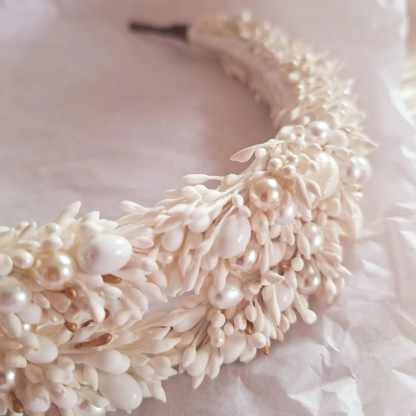 Douceur et harmonie d'une couronne sur mesure : alternance du mate et du nacr&eacute;, viel or patin&eacute; en petites touches et quelques pointes d'un joli blanc brillant pour la lumi&egrave;re !

#couronnedemari&eacute;e #bohobride #sinspirersemar