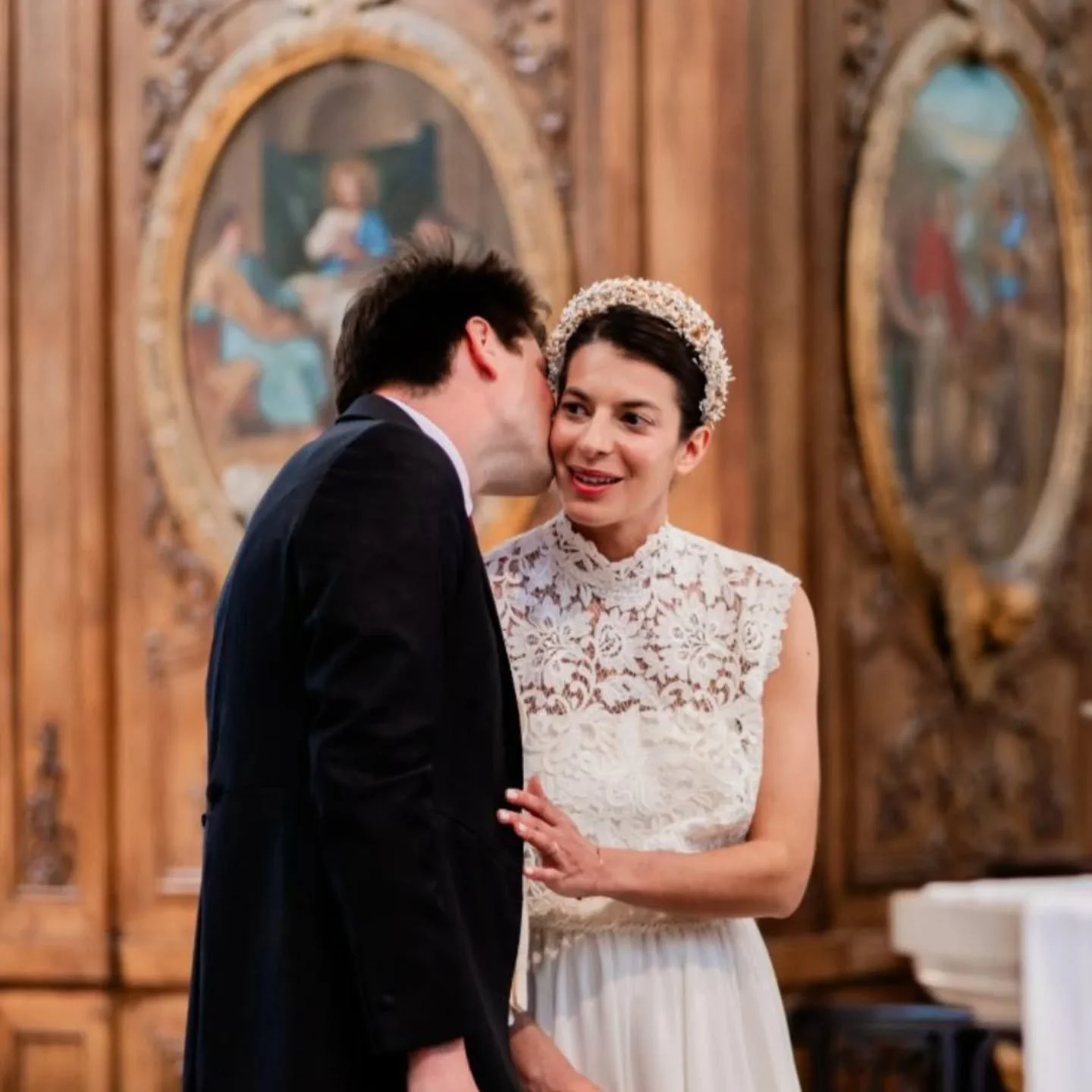 Nous sommes tellement ravi de participer &agrave; la r&eacute;ussite de votre jolie tenue de mari&eacute;e... et &agrave; la joie de votre engagement !
Immense merci pour votre confiance depuis 25 ans !

@marionadamphotographe @maisonjasmee

#couronn