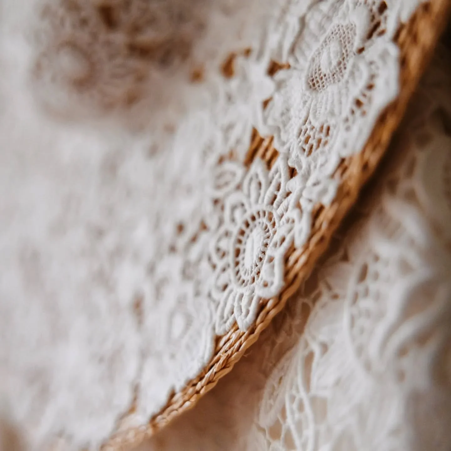 Un chapeau en paille cousue recouvert de la guipure de la robe de mari&eacute;e. Merci de nous confier vos projets de chapeaux et ornements !

@laurinewalgerphotographe 
@laurencreations

#creationsurmesure #modisteparis #modiste #inma #metiersdart #