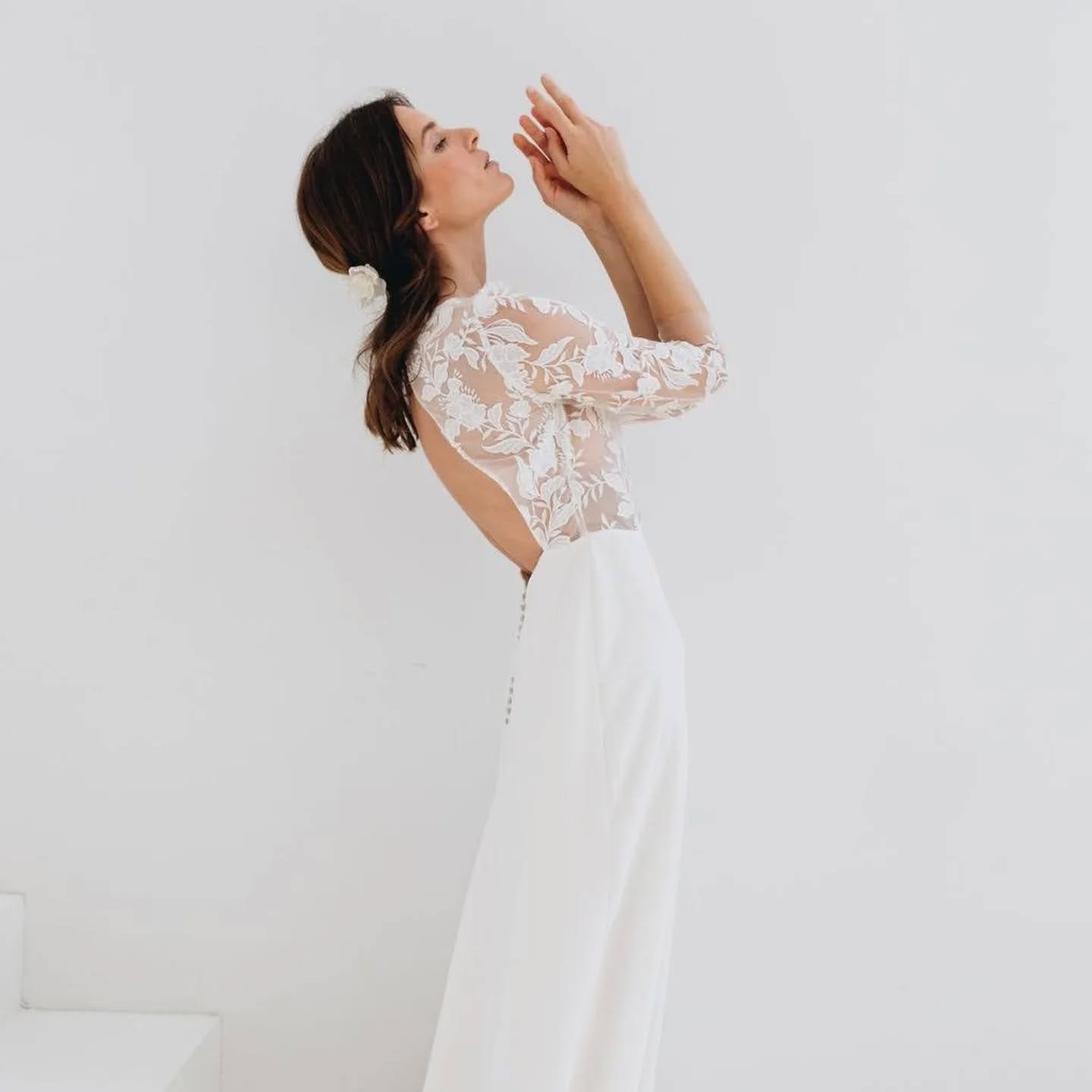 Blanc sur blanc.
Nos fleurs Alba dans la coiffure l&acirc;ch&eacute;e de Sandra &agrave; peine visibles dans cette photo que nous aimons n&eacute;anmoins beaucoup ! 
Robe Venise @annedelafforest 

@aude_lemaitre
@sandramaurel 

#picsachignon #fleursd