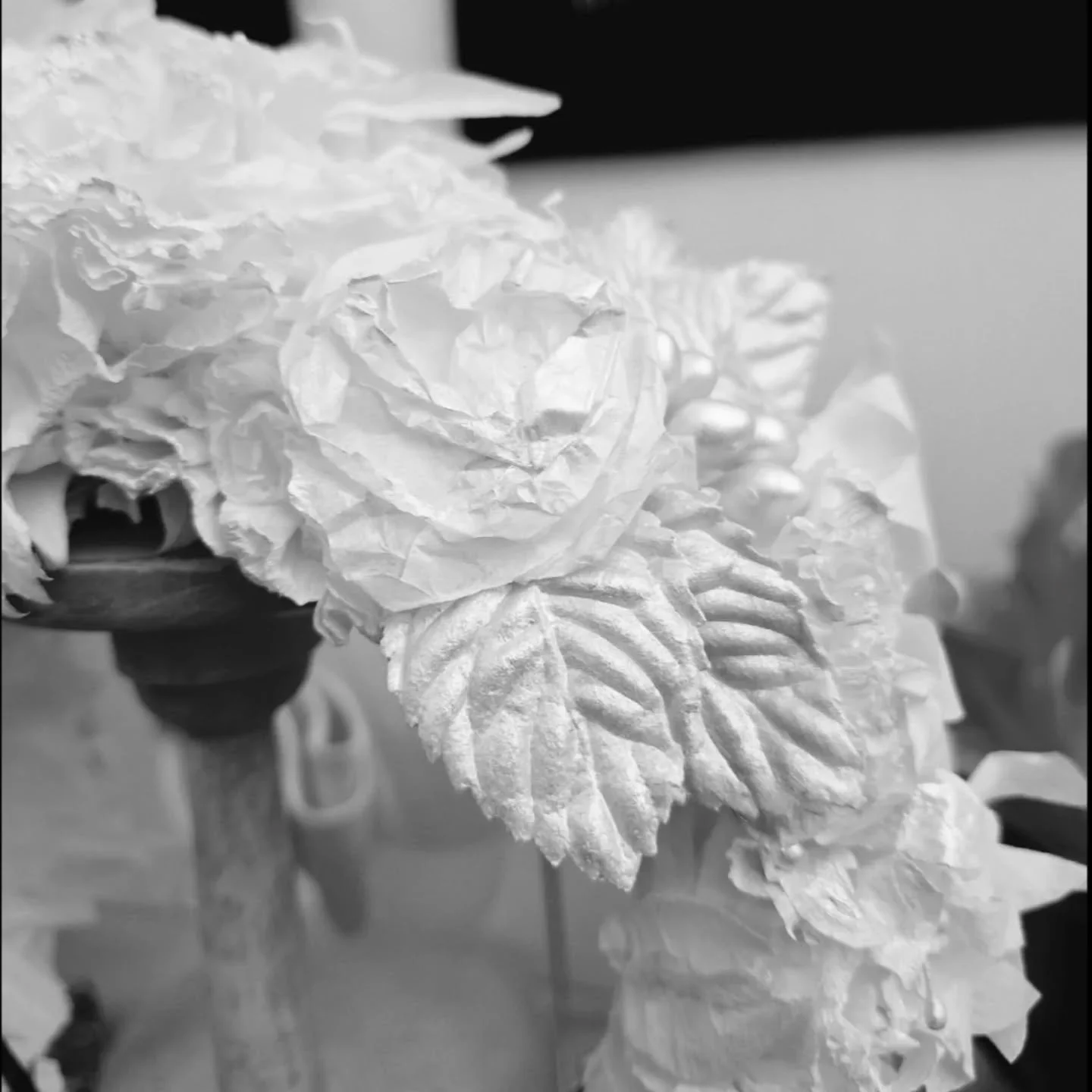 Sans doute l'avez-vous compris... &agrave; l'atelier nous explorons avec passion les mati&egrave;res afin d'imaginer et de vous proposer des pi&egrave;ces originales !

#modisteparis #headpiece #couronnemariage #florencechardignymodiste #couronnedema