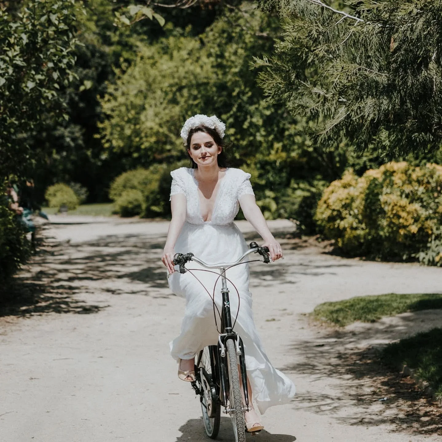 Joie ! Merci de nous associer depuis 25 ans &agrave; vos beaux moments d'engagement !
C'est avec bonheur que nous travaillons pour vous sur mesure.

robe @annabe.creations.singulieres
photographie @annelisabeth_jung_photographe 
Chaussures @aymee_par