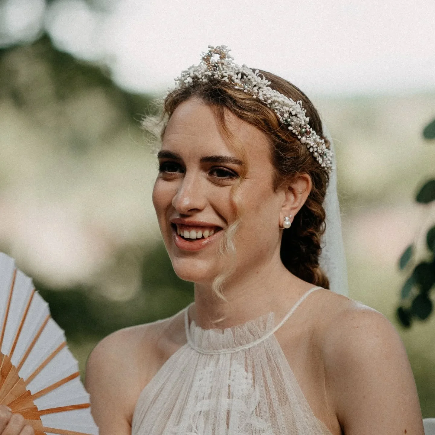 Lorsque une mari&eacute;e nous demande d'imaginer pour elle une couronne avec des teintes de coquillage et une forme jamais vue, voici notre cr&eacute;ation !

@mariecharlottephotographie 
@makeup.bycharlene
@luciemicasa

#couronnesurmesure #couronne