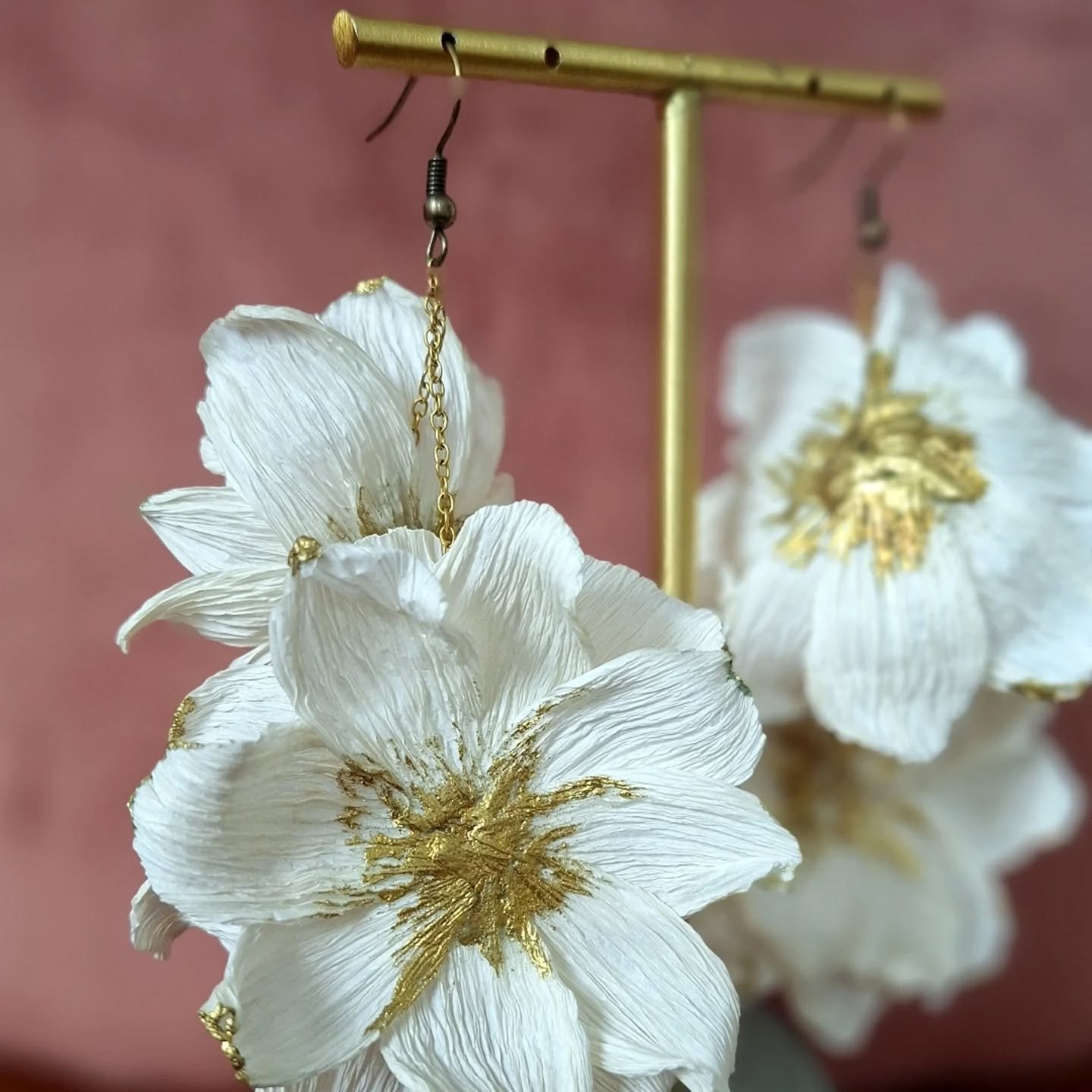 Savez-vous que nous avons d&eacute;clin&eacute; nos fleurs Alba en papier en version boucles d'oreilles ? R&eacute;alis&eacute;es &agrave; la commande, vous pouvez venir essayer le mod&egrave;le &agrave; l'atelier !

#bouclesdoreillesmari&eacute;e #b