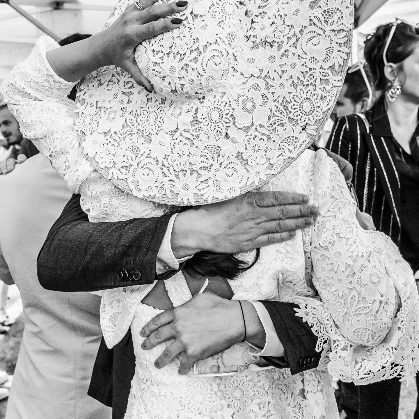 Ch&egrave;res mari&eacute;es contactez nous d&egrave;s que possible lorsque vous souhaitez une cr&eacute;ation totalement sur mesure ! Nous adorons &ecirc;tre &agrave; votre &eacute;coute !

@laurencreations @laurinewalgerphotographe 

#chapeaumariee