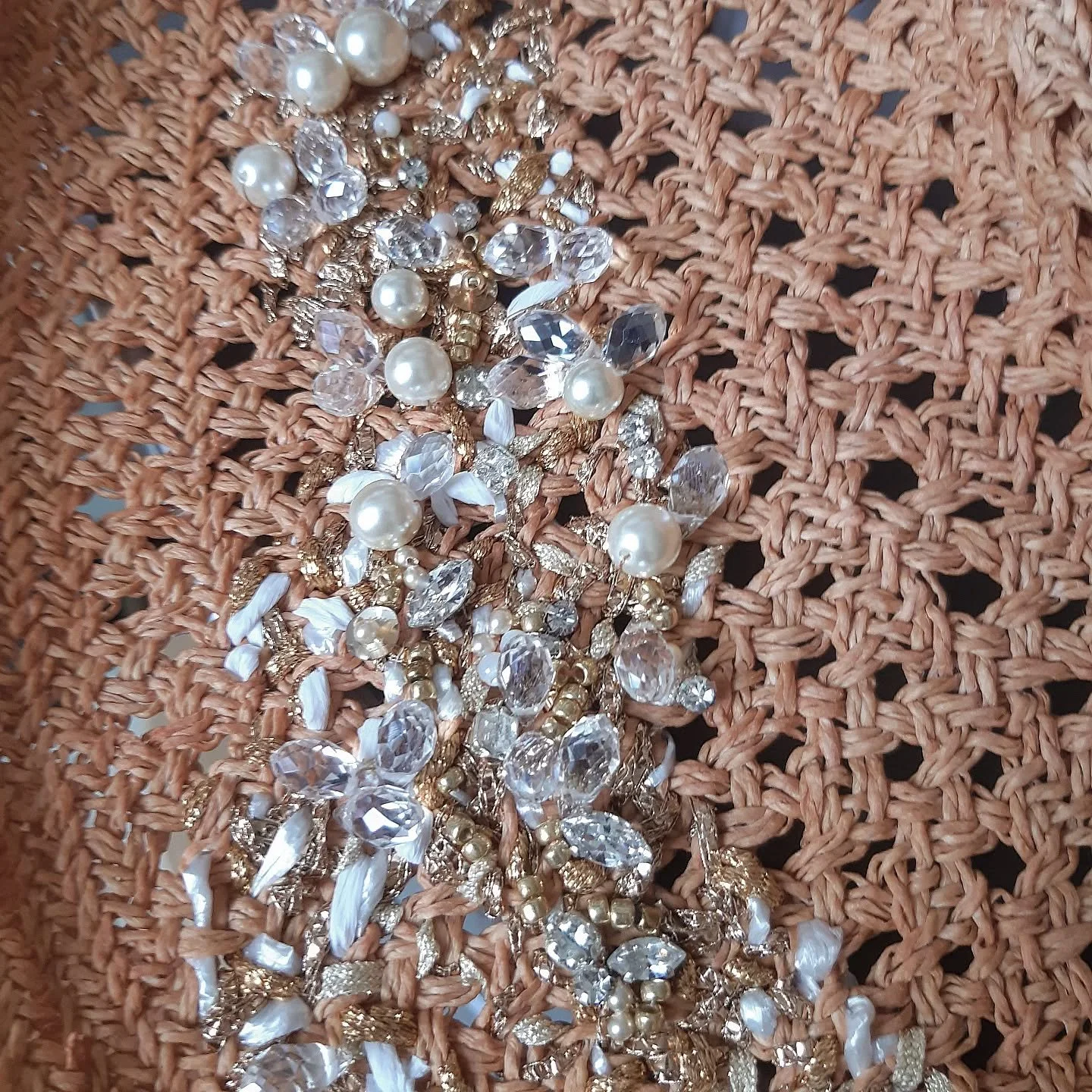 Broder comme on raconterais une histoire... Cr&eacute;er un rythme, placer des respirations, signifier des points d'orgue...
Paille cannage teinte puis brod&eacute;e de perles, cristaux et rubans.

#metiersdart #modisteparis #modiste #broderiesartisa