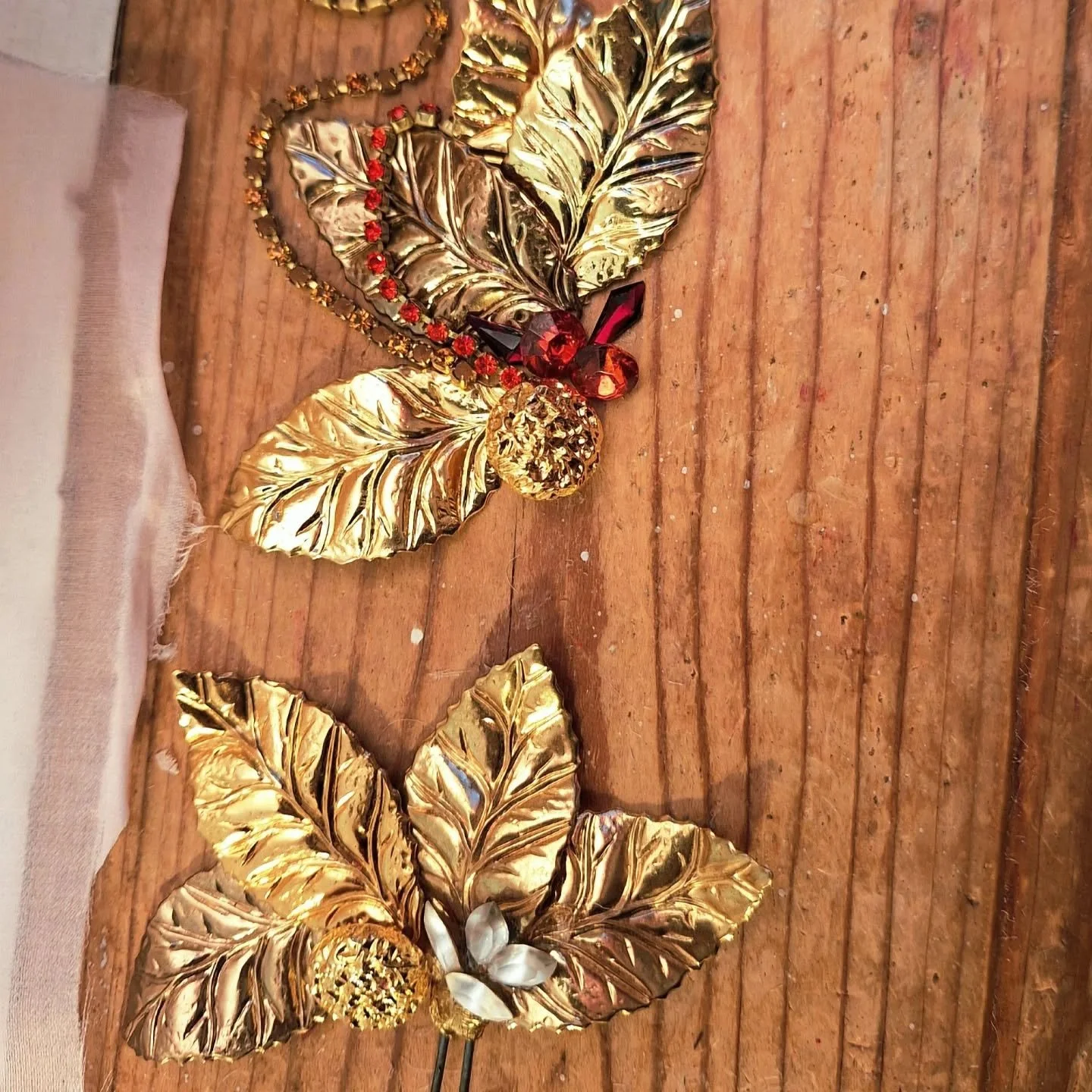 Feuilles de laiton, boutons ajour&eacute;s anciens, strass color&eacute;s... Nous puisons dans nos tr&eacute;sors glan&eacute;s &ccedil;a et l&agrave; depuis des ann&eacute;es pour imaginer pour, ou avec vous, toutes sortes d'ornements pour la coiffu