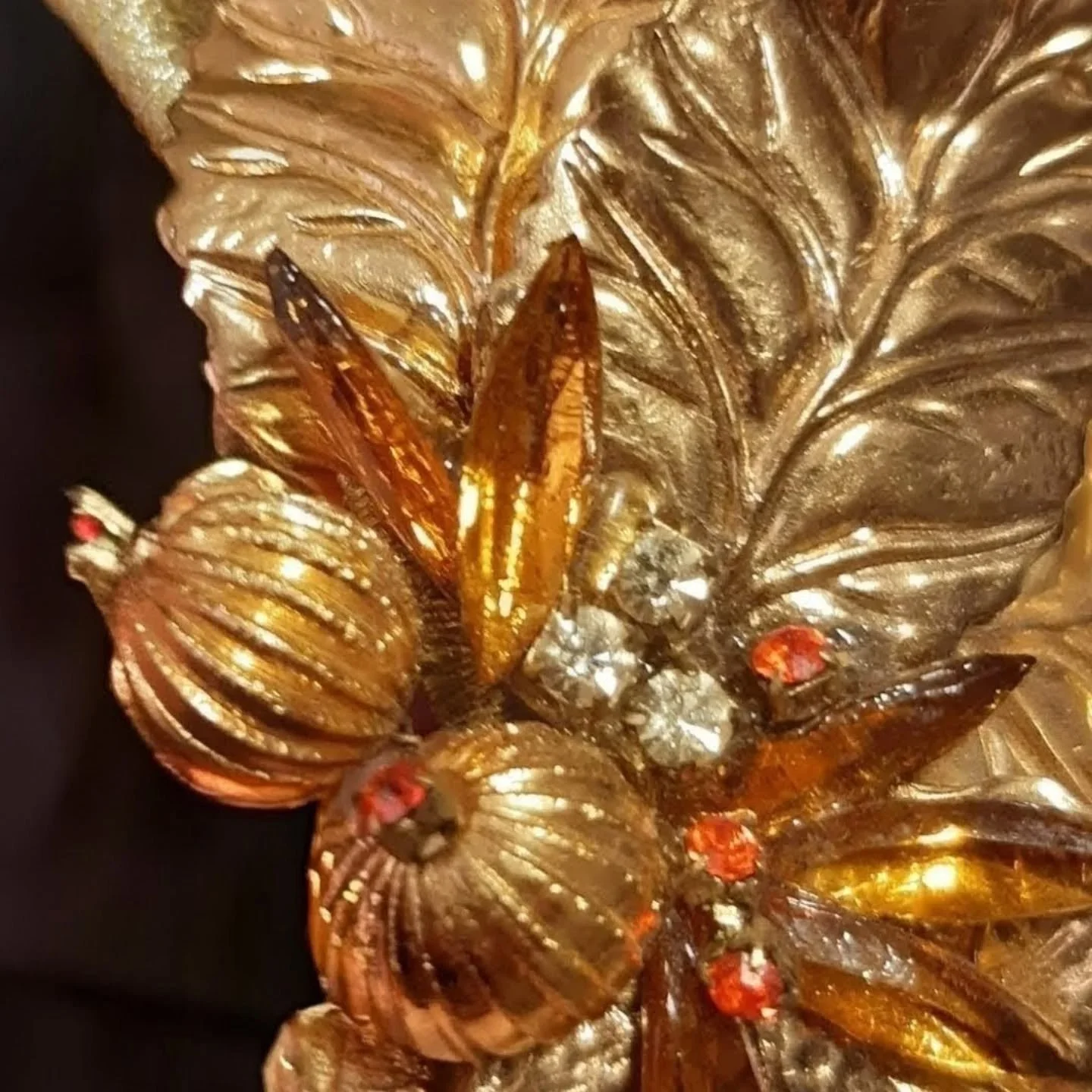 D&eacute;tail.
Feuilles de laiton vernies, strass et perles  anciennes.