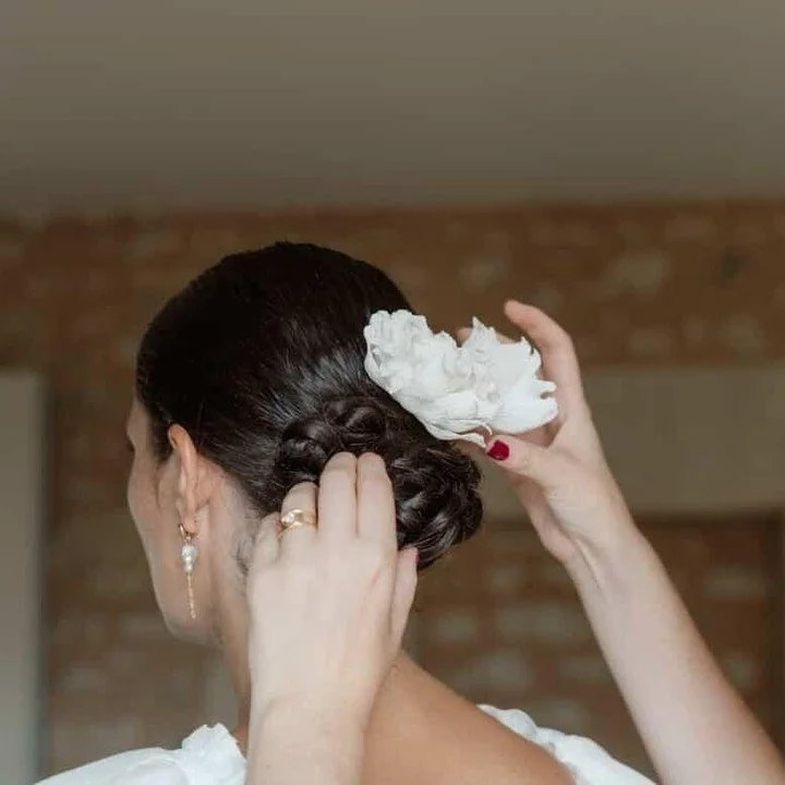 Flore a choisi deux de nos fleurs S&eacute;ville pour orner son chignon de mari&eacute;e.
L'intensit&eacute; mais aussi la douceur de ce moment captur&eacute;s par @mld.photograpeuse !