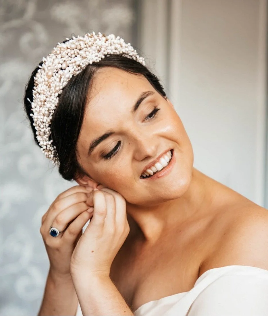 Notre ravissante Albane @la_copine_de_la_mariee_ porte une couronne sur mesure r&eacute;alis&eacute;e &agrave; l'atelier pour elle !
@morganemenardphotographe @anaisdelannoyphotographe 

#couronnesurmesure #couronnemariee #bridalheadpiece #couronnebi