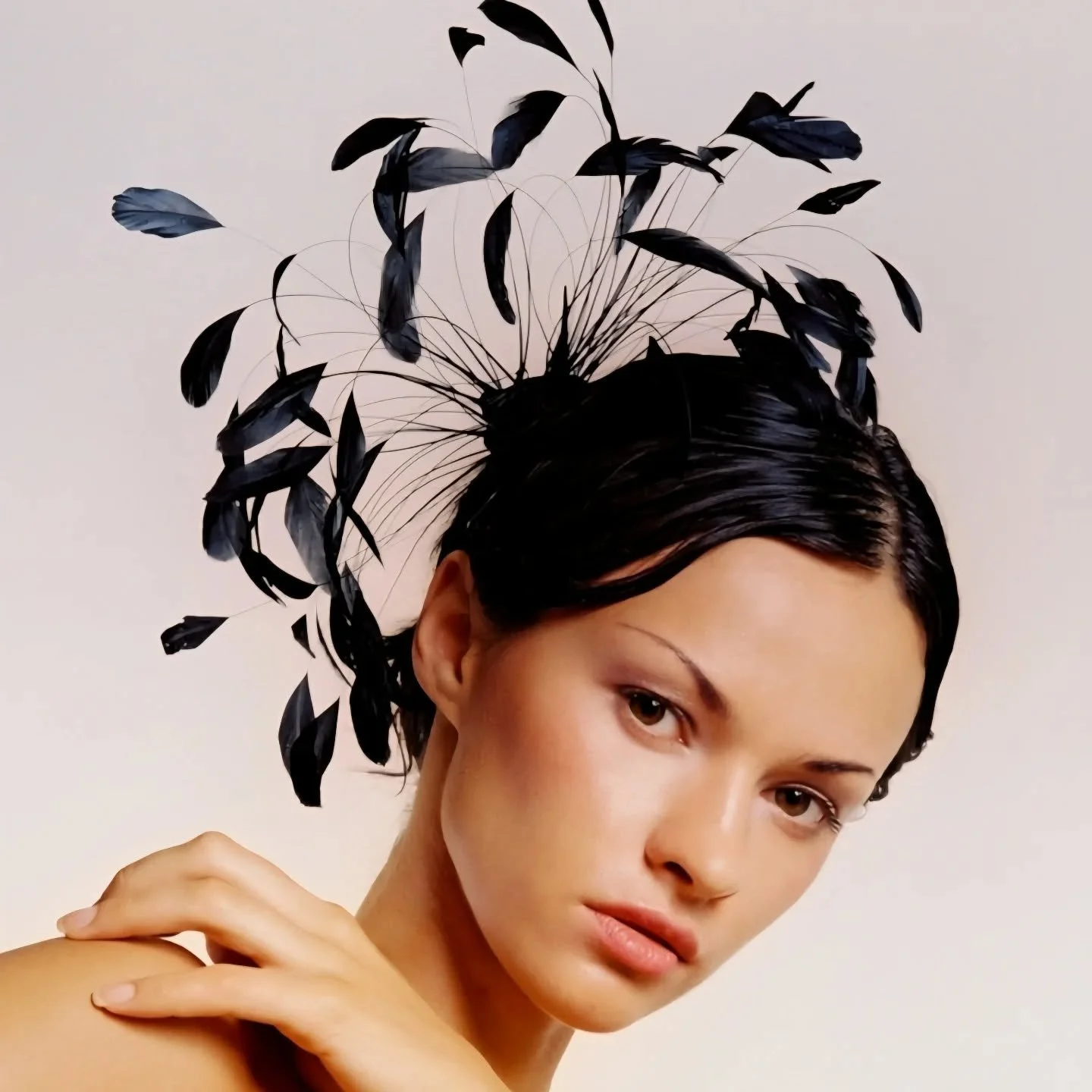 Une pi&egrave;ce r&eacute;alis&eacute;e il y a d&eacute;j&agrave; plusieurs ann&eacute;es &agrave; l'atelier mais qui semble toujours d'actualit&eacute; !

#headpiece #modisteparis #isff #ffac #exclusiveheadpiece