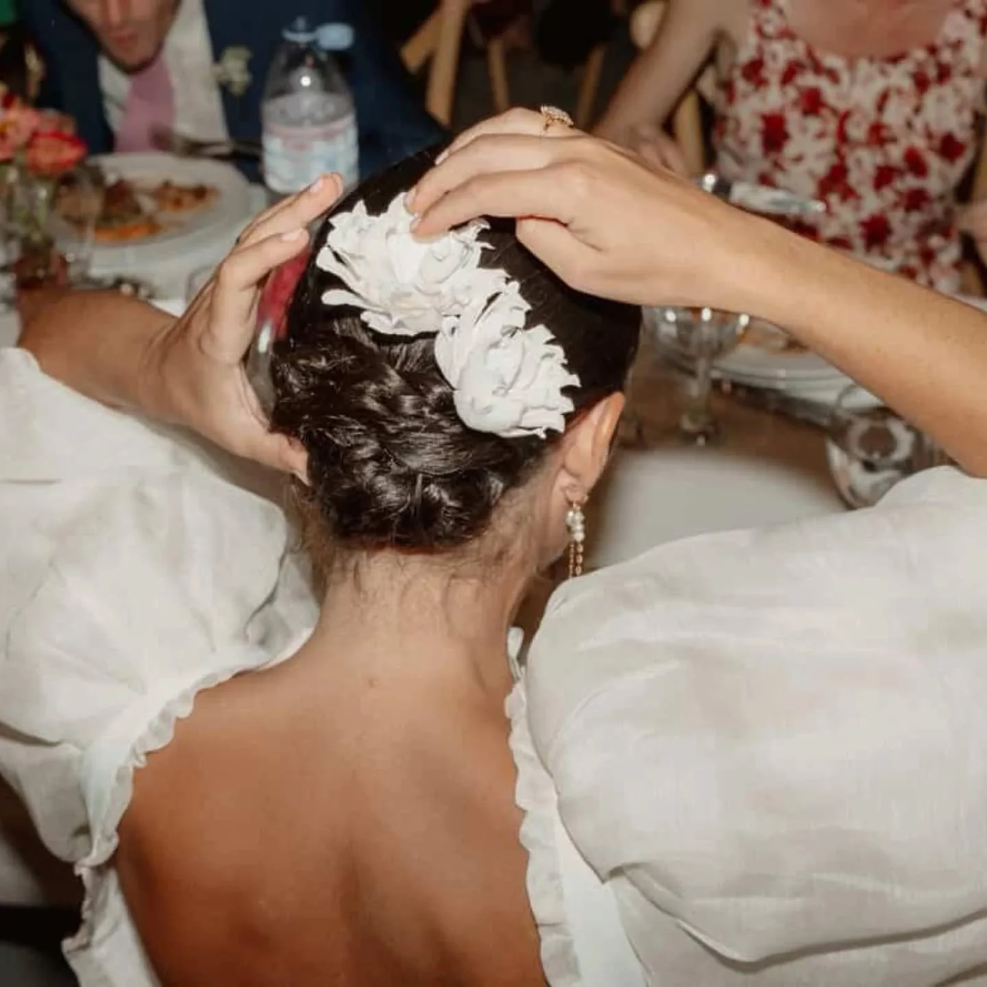 Nos fleurs S&eacute;ville dans le chignon de Flore. Une robe dos nu et manches magnifiques @studiopampille
Photo @mld.photographeuse