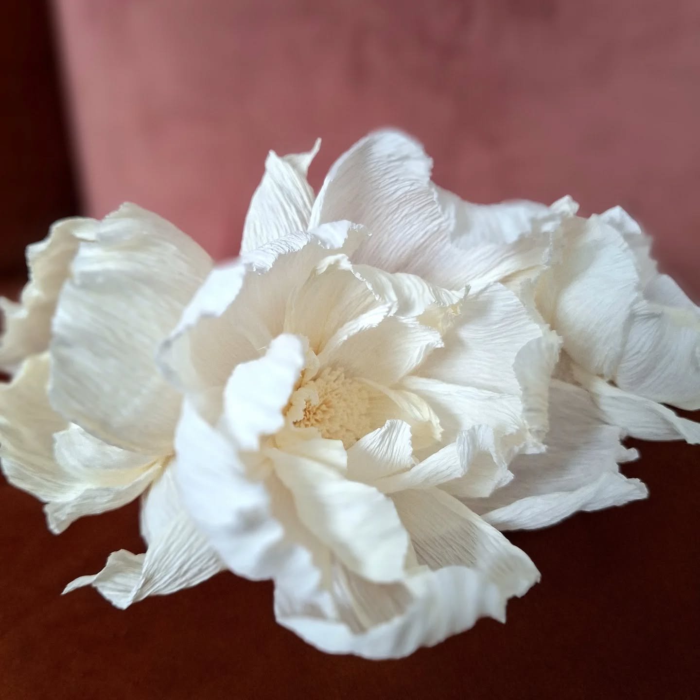 Depuis les fleurs mont&eacute;es &agrave; l'unit&eacute; sur &eacute;pingle &agrave; chignon &agrave; la vaste coiffe de fleurs &agrave; la Frida Kahlo en passant par les broches, nous explorons les mati&egrave;res et les formes pour cr&eacute;er pou