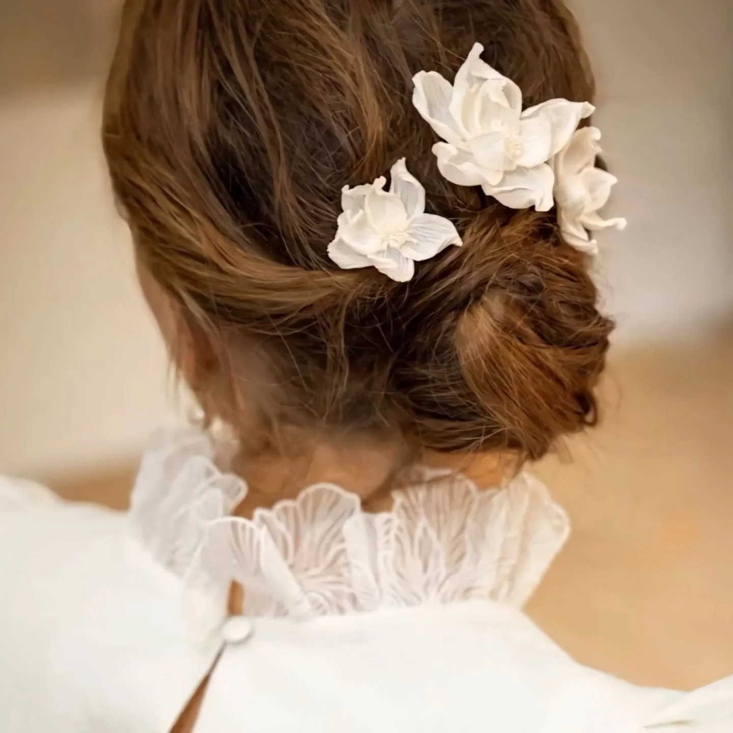 Nos fleurs Alba dans le chignon d'une mari&eacute;e  portant une robe &agrave; collerette l&eacute;g&egrave;re de chez @beatricedesbazeille.
Ici 1 fleur Alba taille moyenne associ&eacute;e &agrave; 2 fleurs Alba taille petite.

#fleursdanslescheveux 