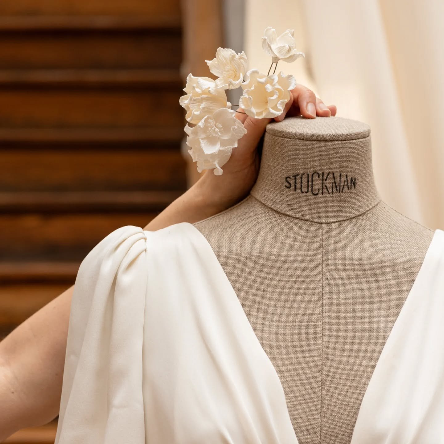 Choisissez nos fleurs Alba pour votre chignon de mari&eacute;e !

Robe @lauredesagazan 
Photo @carolinebothier

#coiffuremariee #fleursdanslescheveux #fleursenpapier #bridalheadpiece #bridaljewellery