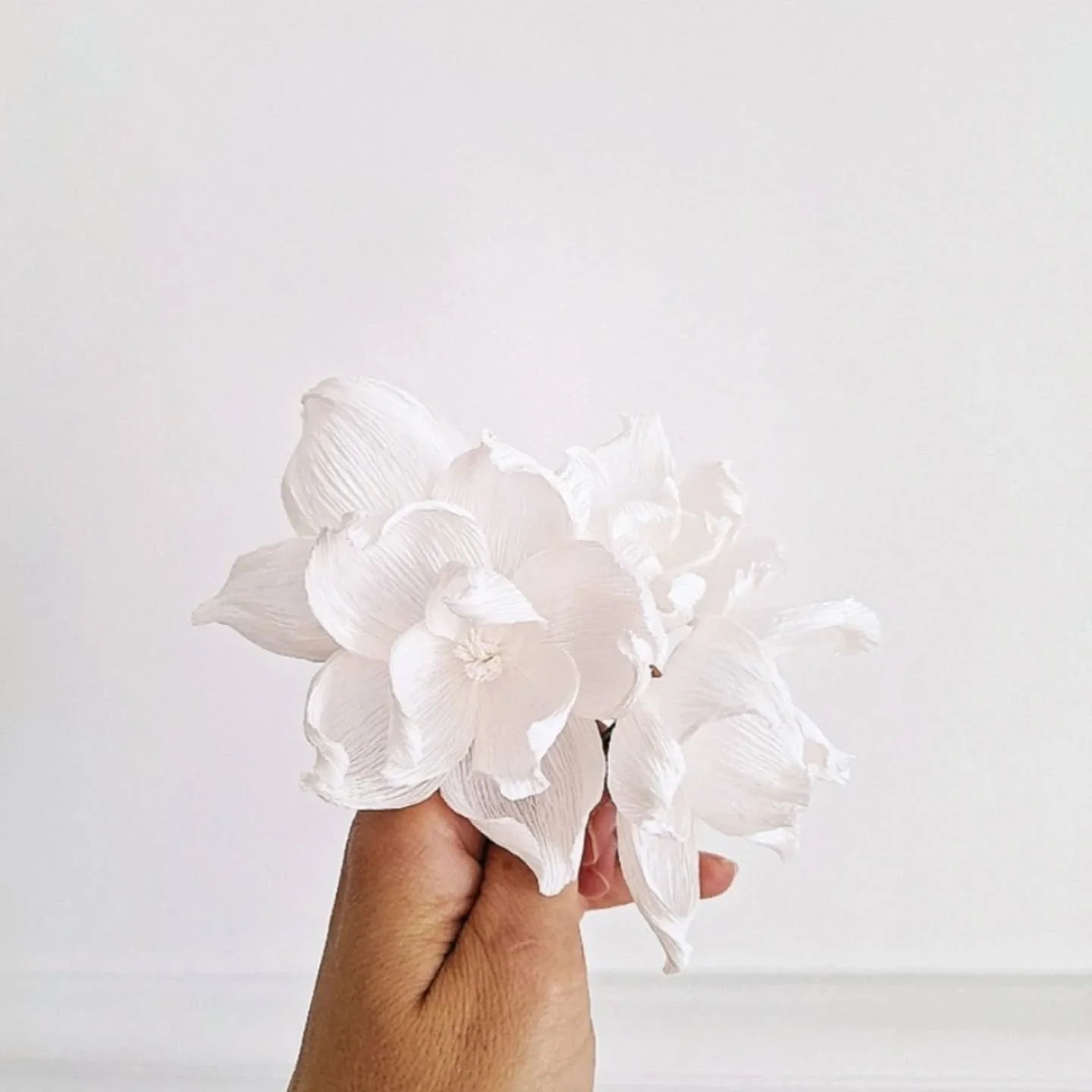 Choisissez nos fleurs Alba pour votre coiffure de mari&eacute;e !
Vous trouverez nos 3 tailles dans la boutique en ligne, petite, moyenne et grande.
En pleine saison le d&eacute;lai de fabrication est un peu plus long que d'ordinaire !

#coiffuremari