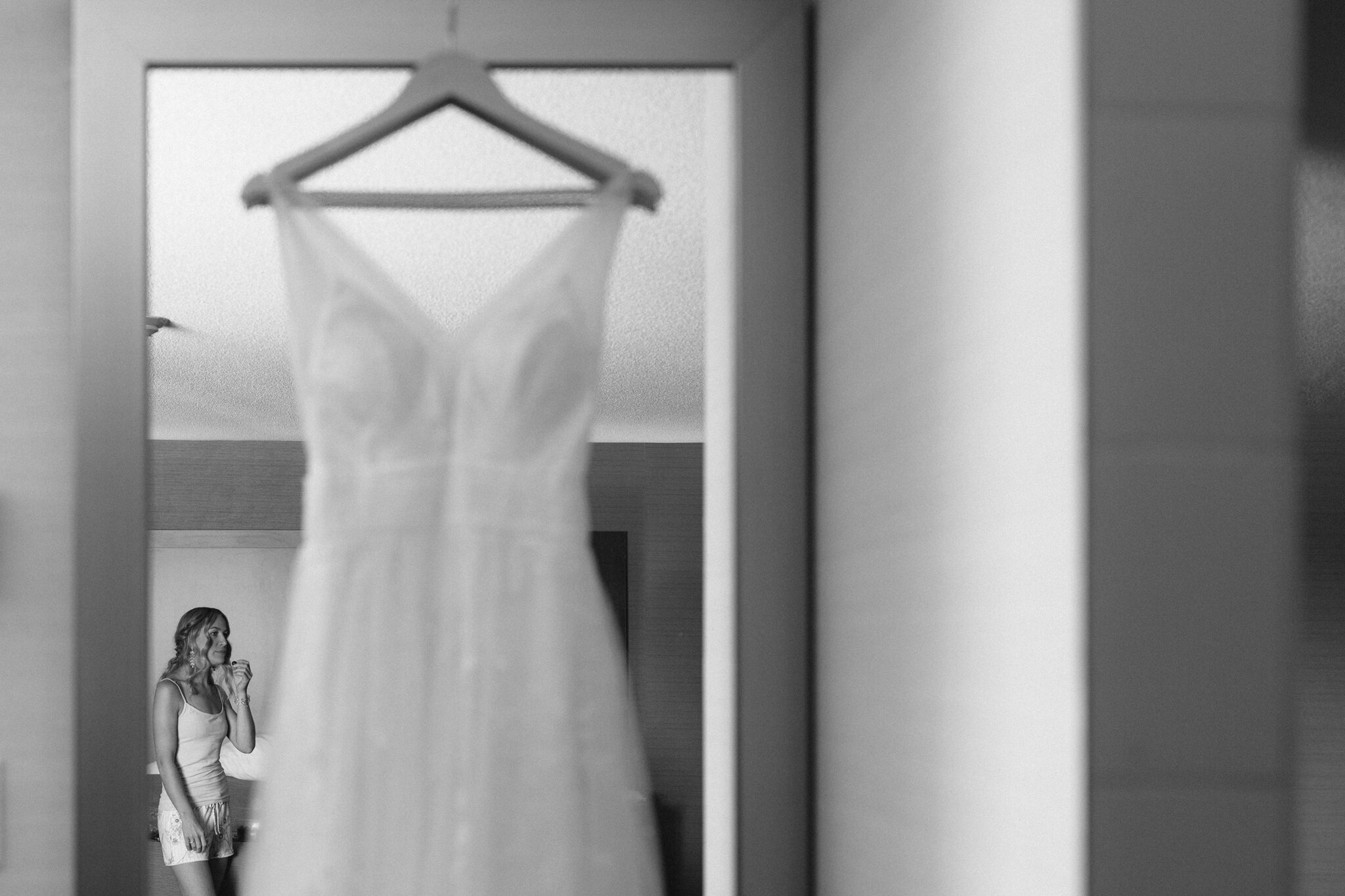 Bride getting ready in Collingwood hotel