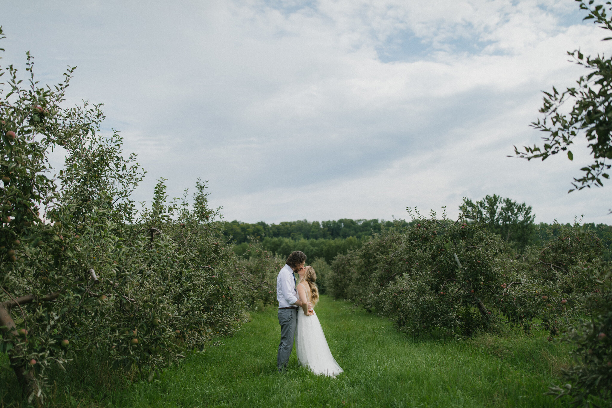 romantic wedding photos in meaford orchard