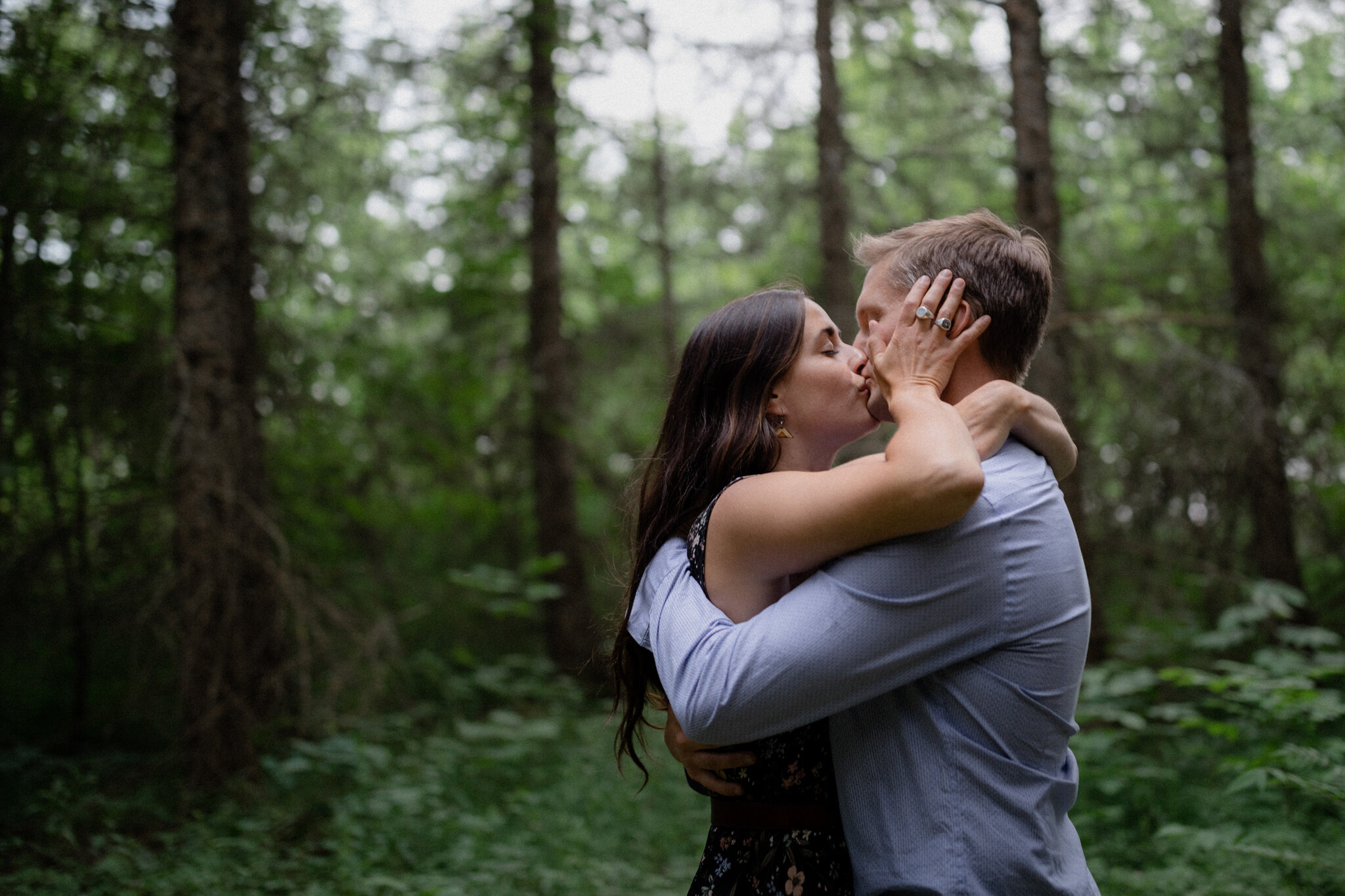 couple kiss in the forest of beaver valley