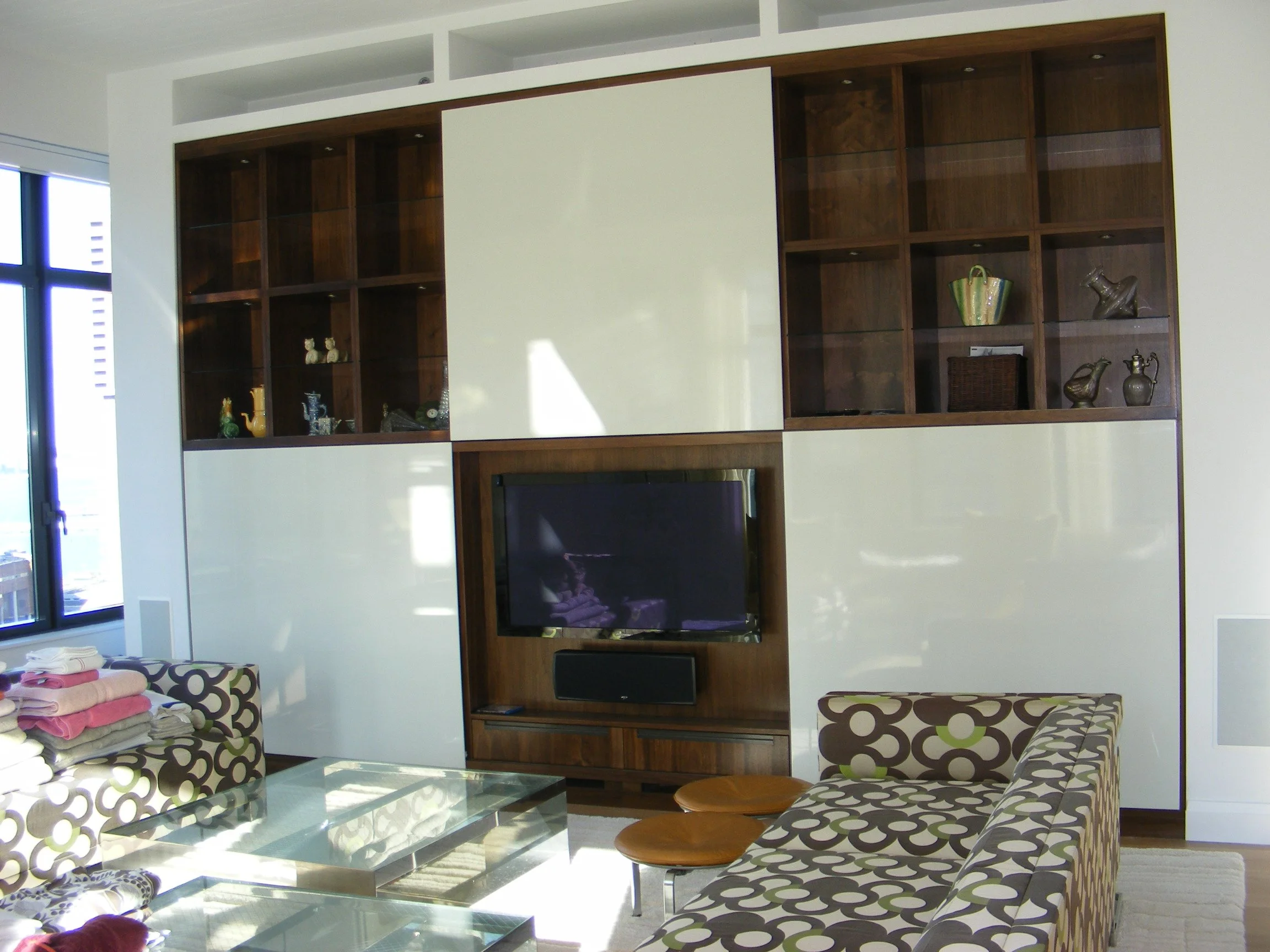 Mahogony with Color Lacquored Built-in