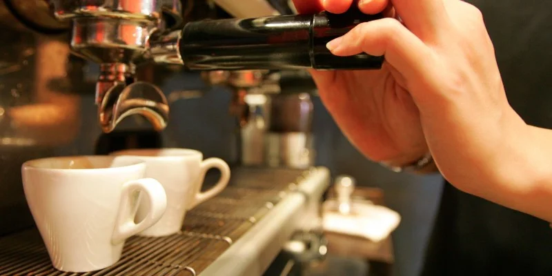 HALLAN BACTERIAS FECALES EN EL HIELO DE GRANDES CADENAS DE CAFÉ