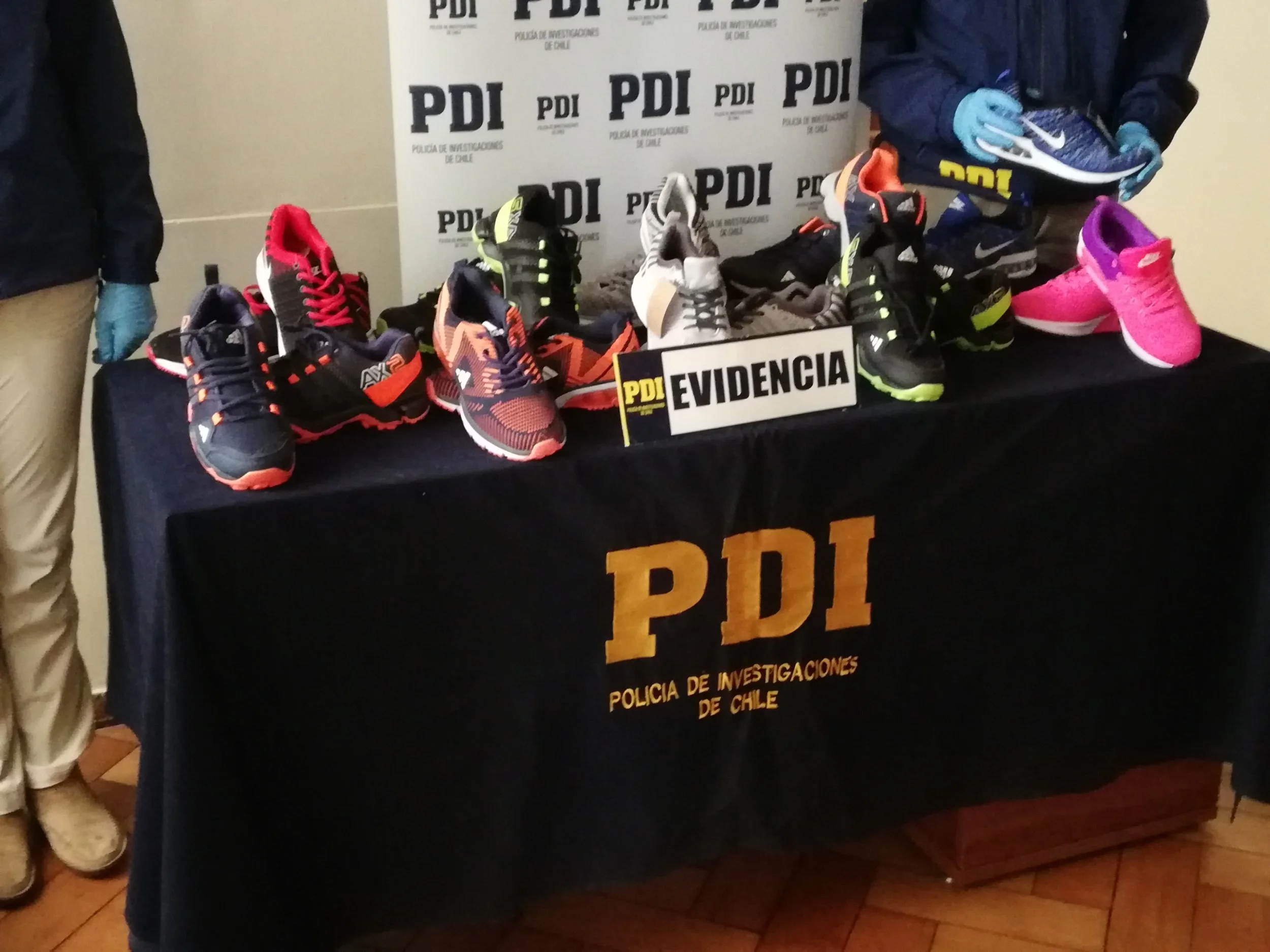 PDI decomisó zapatillas con logos falsificados en Chillán