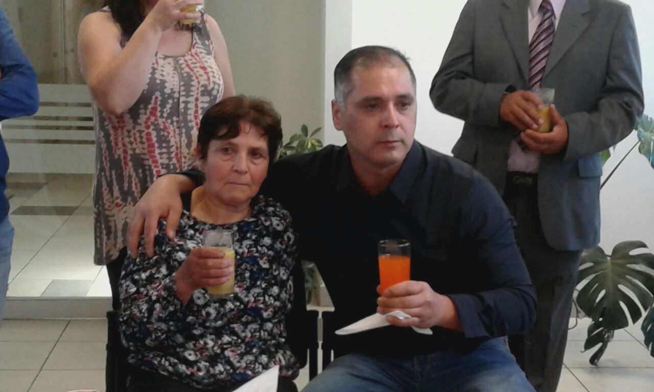 Hijo se reencuentra con su madre y hermanos después de 36 años