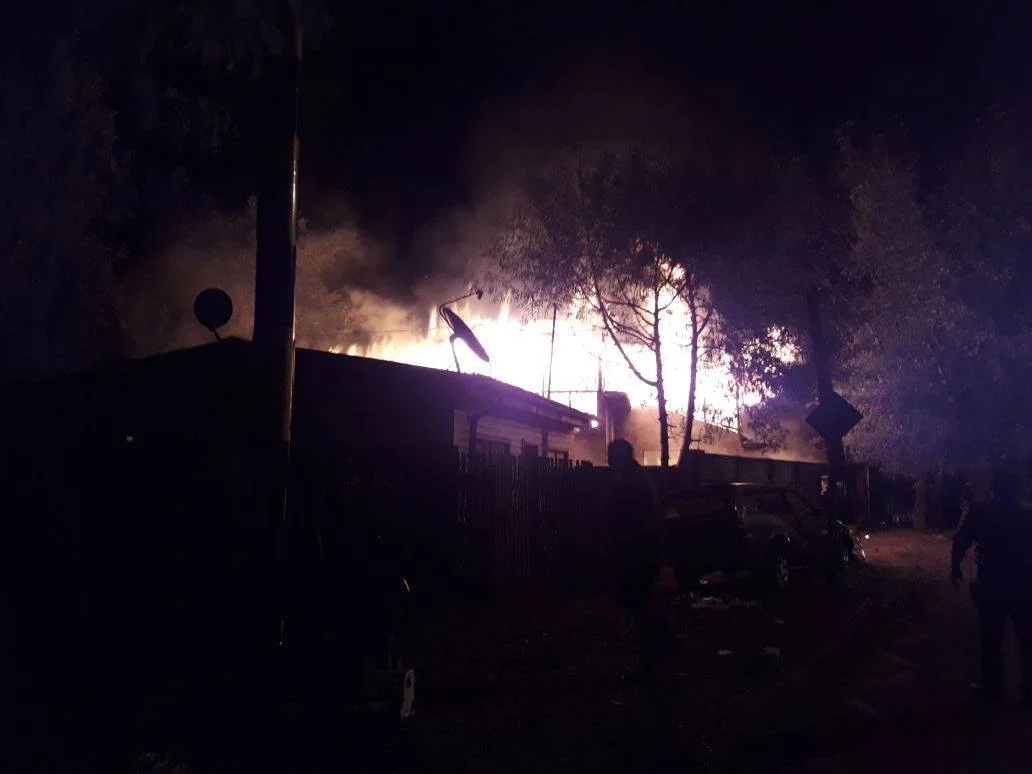 Casa totalmente consumida en incendio que afectó a  dos hogares en Chillán.